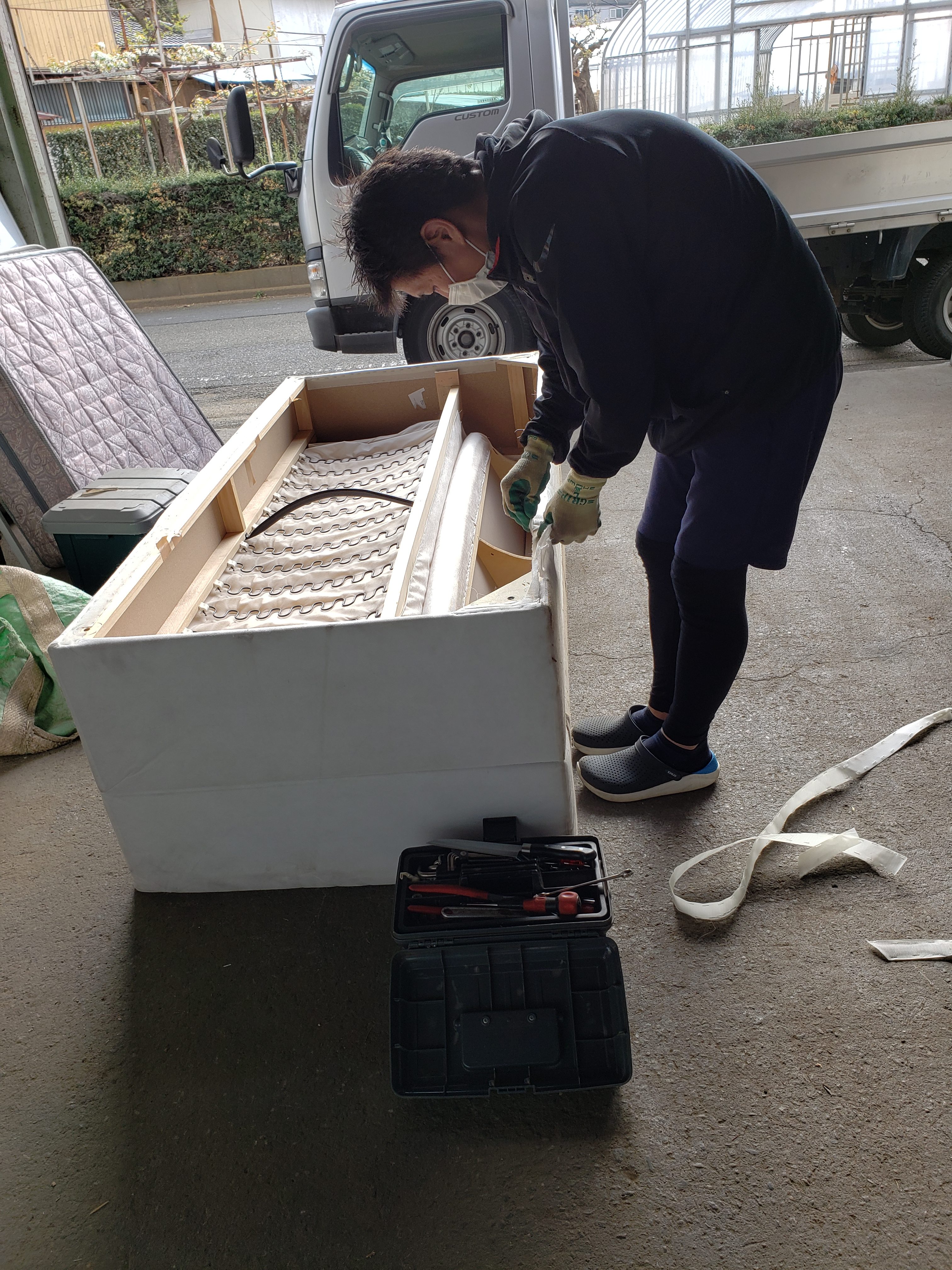 東京都青梅市 ソファ回収＆処分の為の解体と素材ごとに分別